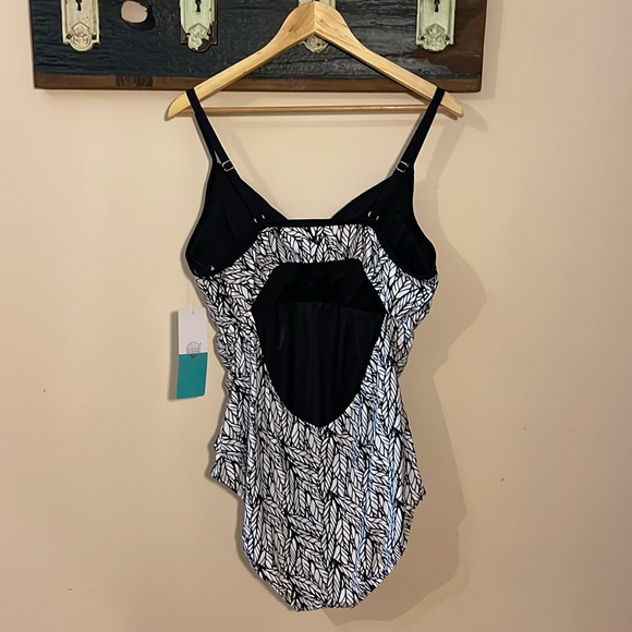 Sea & Sand Black and White Tummy Control One Piece Swimsuit Size 20 - Picture 7 of 16